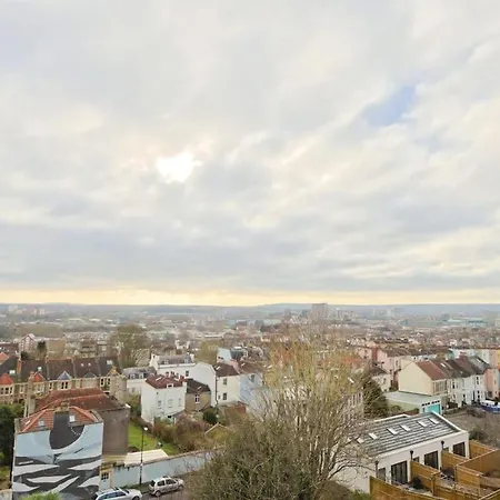 Spacious 2 Storey Penthouse Flat, Fantastic Views! *