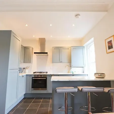 Spacious 2 Storey Penthouse Flat, Fantastic Views!