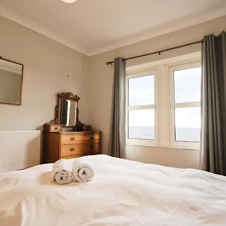 Spacious 2 Storey Penthouse Flat, Fantastic Views! דירה *