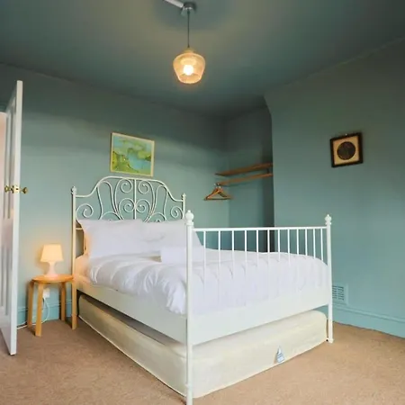 Spacious 2 Storey Penthouse Flat, Fantastic Views! *