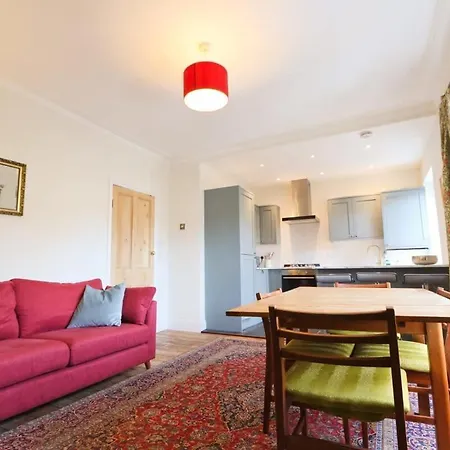 Spacious 2 Storey Penthouse Flat, Fantastic Views! *
