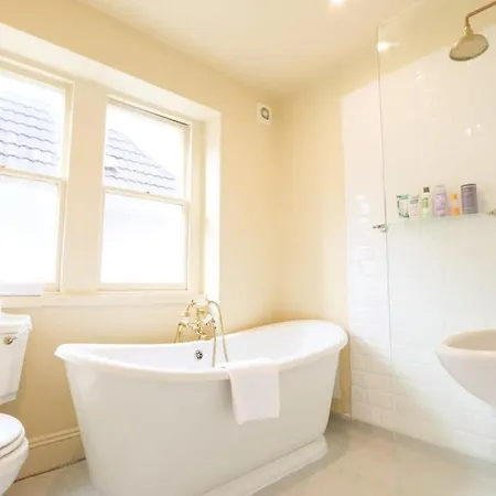 Spacious 2 Storey Penthouse Flat, Fantastic Views!