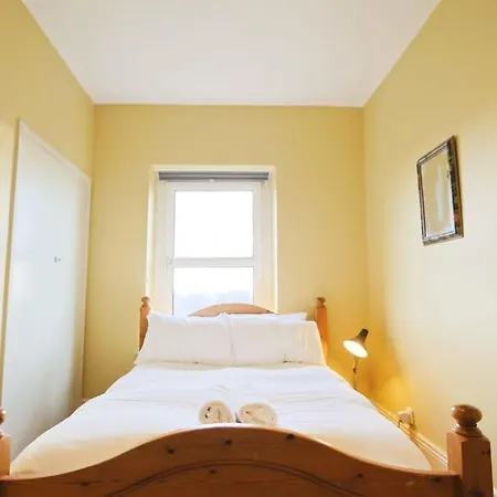 Spacious 2 Storey Penthouse Flat, Fantastic Views! בריסטול