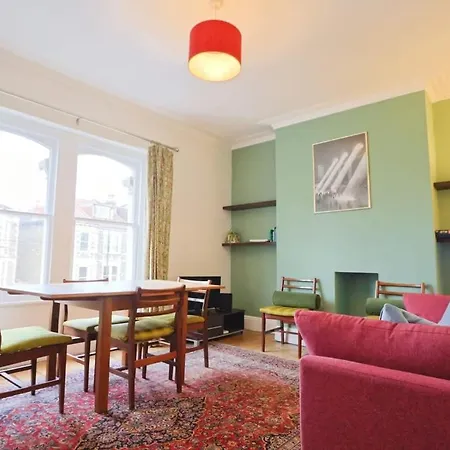 Spacious 2 Storey Penthouse Flat, Fantastic Views! *