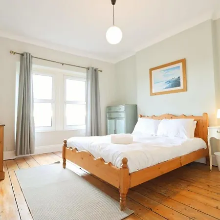 Spacious 2 Storey Penthouse Flat, Fantastic Views! Апартаменти *