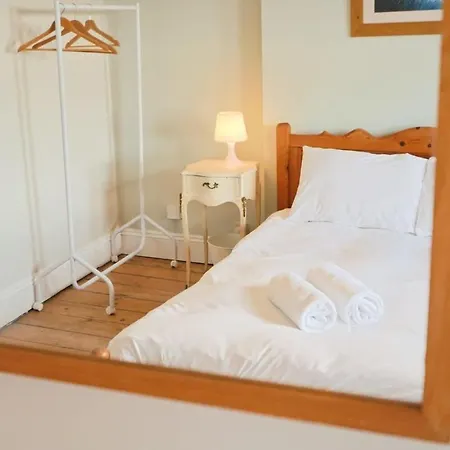 Spacious 2 Storey Penthouse Flat, Fantastic Views! Апартаменти Бристоль